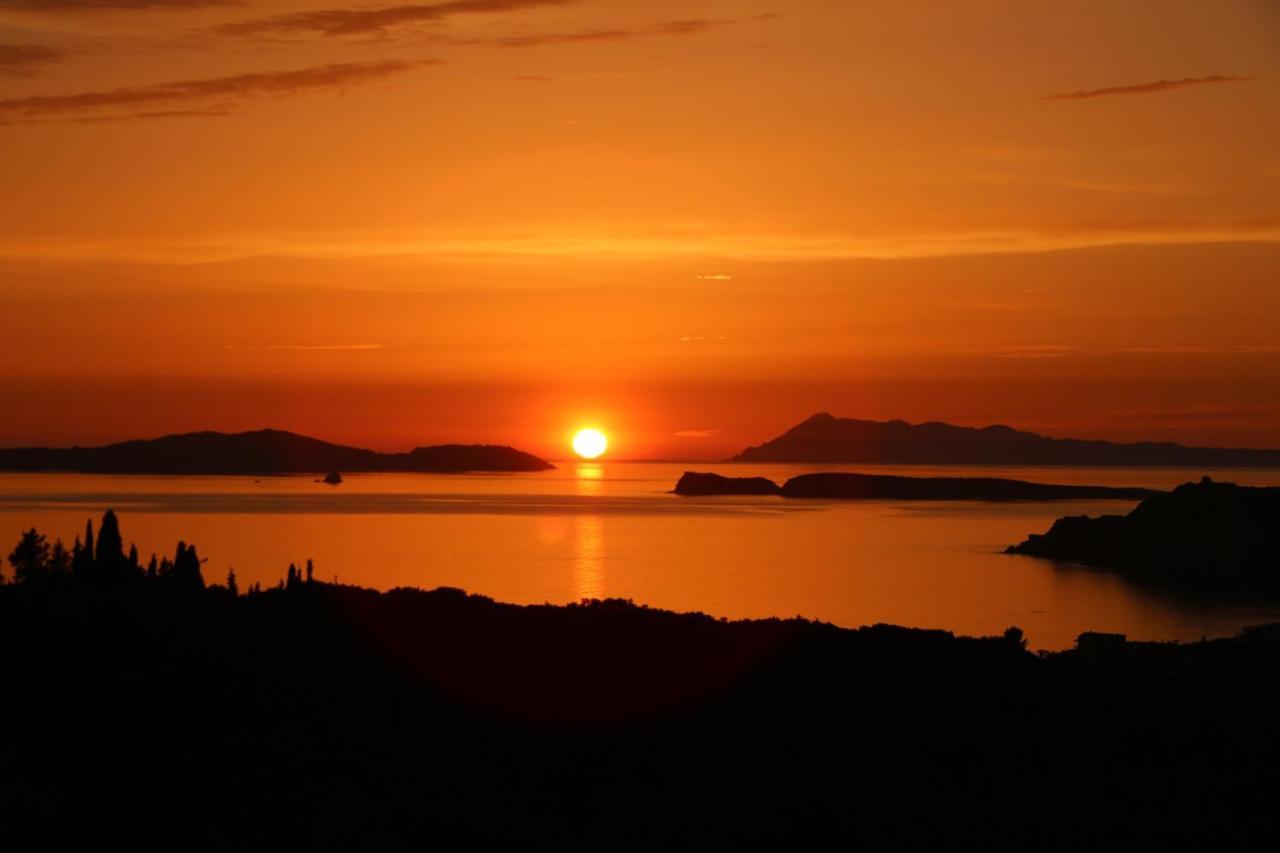 Sunset Sea View 6 *